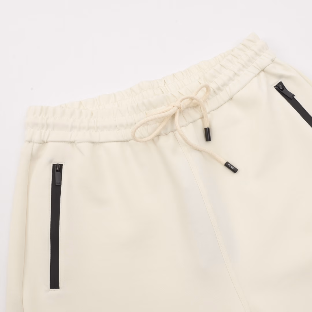 Fendi 25ss laminated zipper pockets with double F woven shortsCustomized fabrics are made of wafer cloth, ultra-high-end knitting technology, fashionable patchwork style,100% cotton air layer fabric, delicate and skin-friendly, comfortable and breathable! The trouser legs are custom-woven and dyed with full-print patchwork design,Zipper pockets on both sides, elastic drawstrings at the waist, and the workmanship details are very good,The upper body effect is first-class, can be matched with couples, don't miss it if you like it!