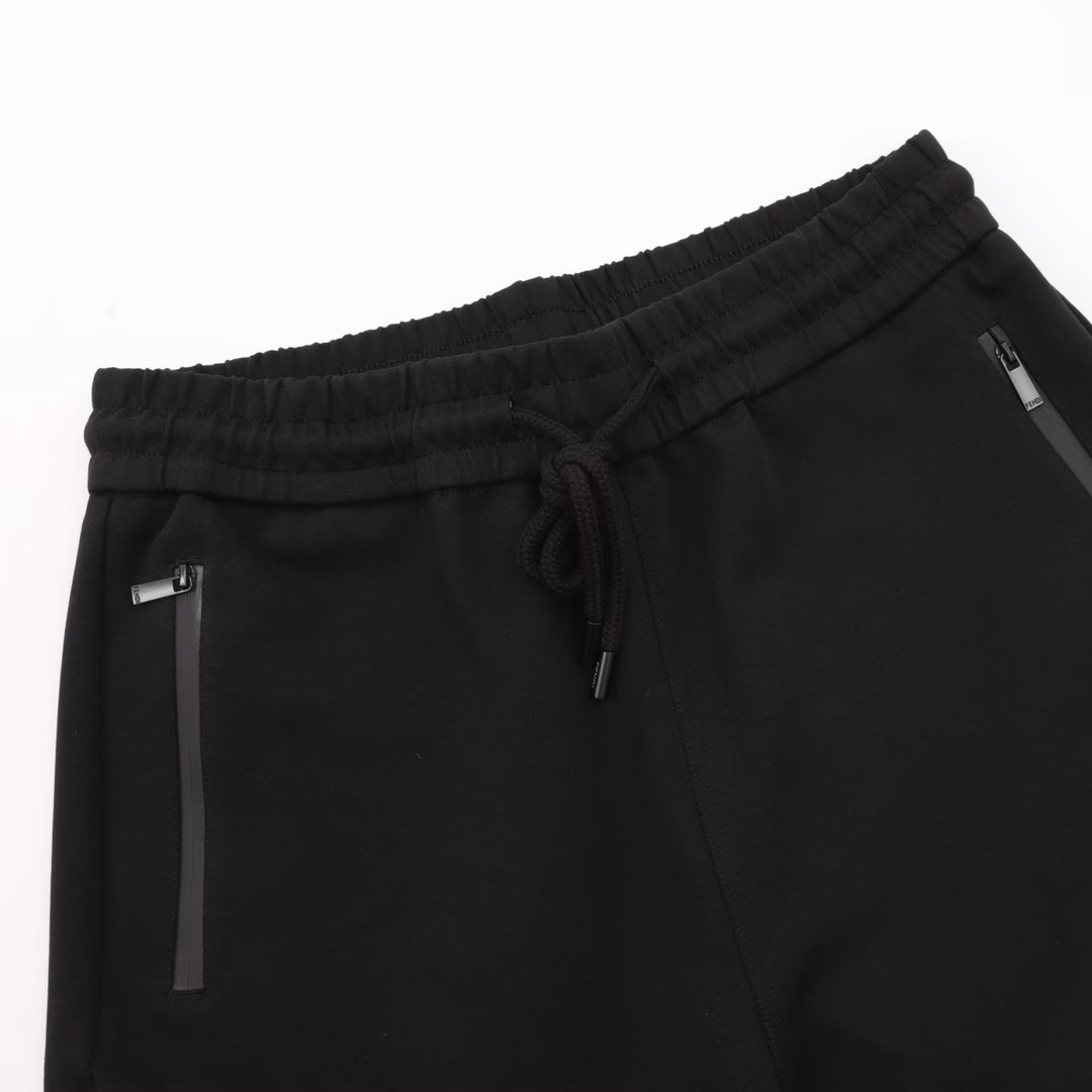 Fendi 25ss laminated zipper pockets with double F woven shortsCustomized fabrics are made of wafer cloth, ultra-high-end knitting technology, fashionable patchwork style,100% cotton air layer fabric, delicate and skin-friendly, comfortable and breathable! The trouser legs are custom-woven and dyed with full-print patchwork design,Zipper pockets on both sides, elastic drawstrings at the waist, and the workmanship details are very good,The upper body effect is first-class, can be matched with couples, don't miss it if you like it!