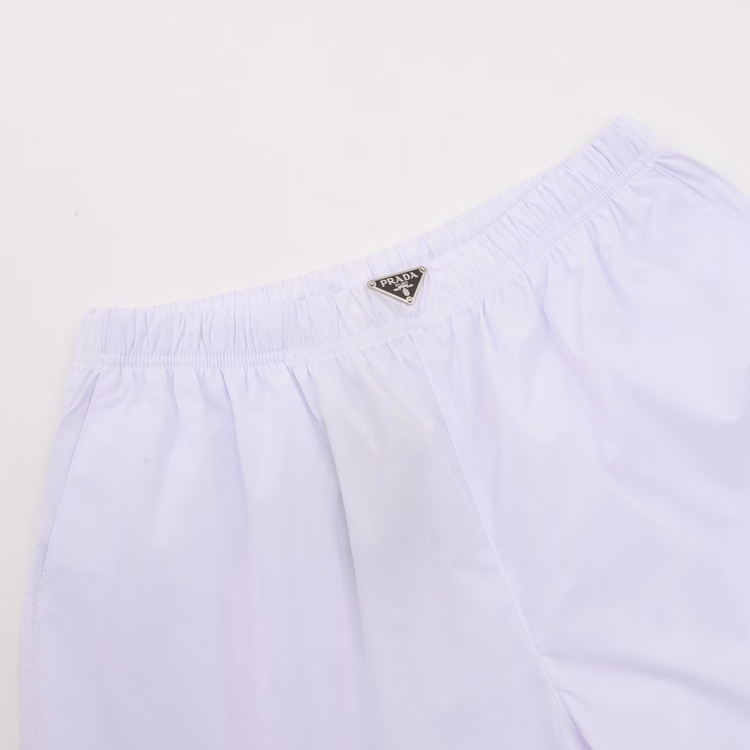 Prada 25ss waist triangle logo beach shortsUsing technical nylon waterproof fabric, thin as a cicada's wing, cool texture, mesh gauze lining, double-layer stitching, metal triangle brand logo nameplate, casual and comfortable, high quality, both colors are recommended