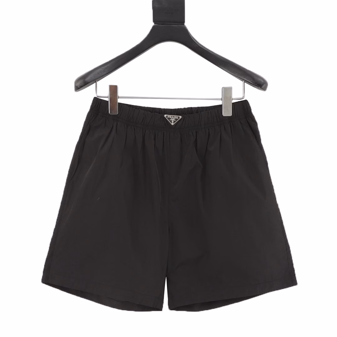 Prada 25ss waist triangle logo beach shortsUsing technical nylon waterproof fabric, thin as a cicada's wing, cool texture, mesh gauze lining, double-layer stitching, metal triangle brand logo nameplate, casual and comfortable, high quality, both colors are recommended