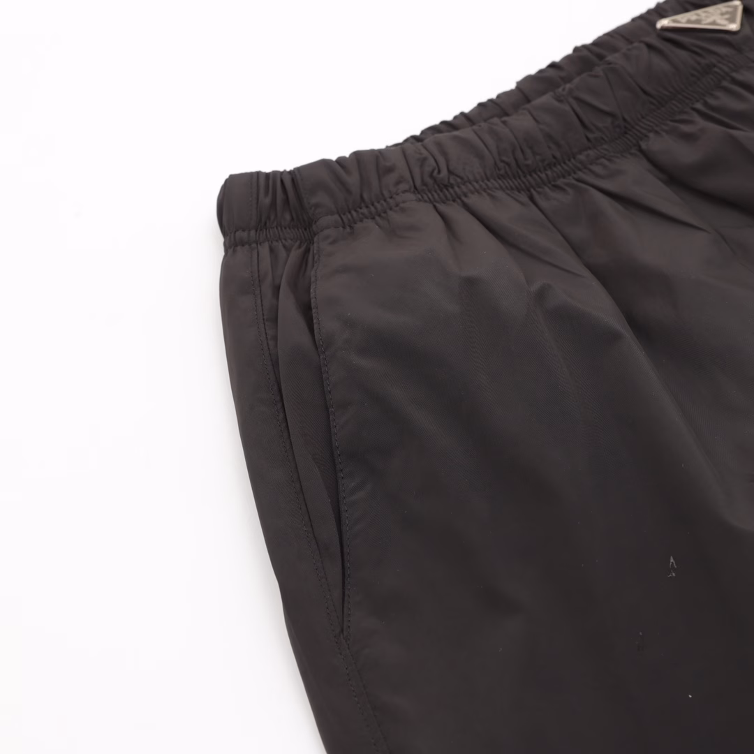 Prada 25ss waist triangle logo beach shortsUsing technical nylon waterproof fabric, thin as a cicada's wing, cool texture, mesh gauze lining, double-layer stitching, metal triangle brand logo nameplate, casual and comfortable, high quality, both colors are recommended