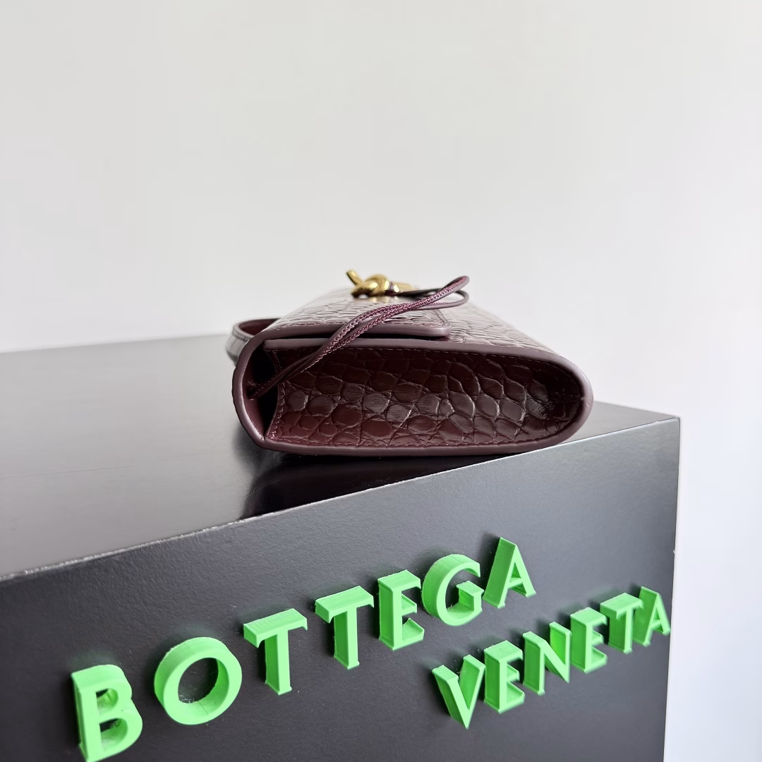 BV Andiamo evening clutch, I'm really attracted to it again~ In the era of economic downturn, the designer's aesthetics are back, the kind that you fall in love with at first sight and can't let go of. Wow~ Gaga beautiful, full of auraThe shape and texture are very competitive, light weight and large capacity,A must-have for fashion people, suitable for a variety of occasions, minimalist, high-end light luxury