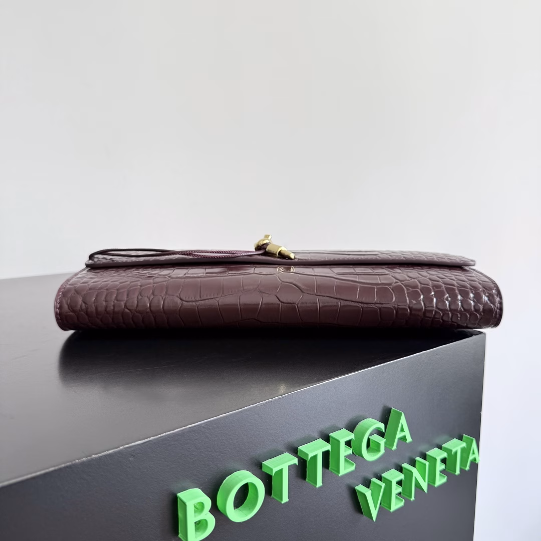 BV Andiamo evening clutch, I'm really attracted to it again~ In the era of economic downturn, the designer's aesthetics are back, the kind that you fall in love with at first sight and can't let go of. Wow~ Gaga beautiful, full of auraThe shape and texture are very competitive, light weight and large capacity,A must-have for fashion people, suitable for a variety of occasions, minimalist, high-end light luxury