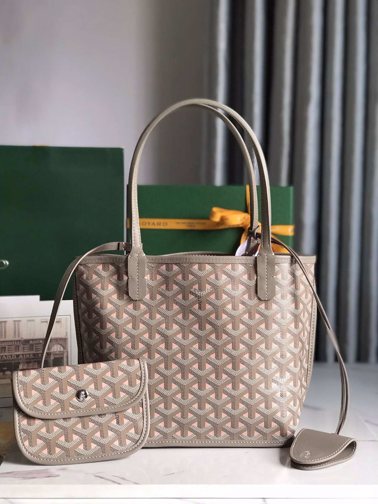 When Saint Louis and Anjou collide and combine, we get the mini tote in milk tea color. The outer surface is made of linen and cotton blended fabrics + imported first-layer calfskin, which is exquisite and upright. It can also be used for two purposes. It comes with a coin purse, a bag decoration sealing clip, and a gift bag. It is a good choice for giving it to others or for yourself.