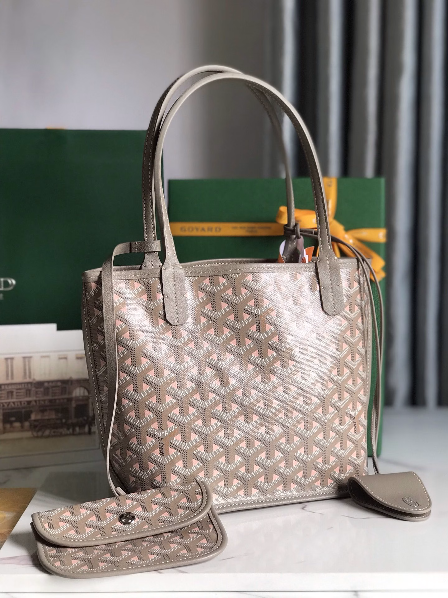 When Saint Louis and Anjou collide and combine, we get the mini tote in milk tea color. The outer surface is made of linen and cotton blended fabrics + imported first-layer calfskin, which is exquisite and upright. It can also be used for two purposes. It comes with a coin purse, a bag decoration sealing clip, and a gift bag. It is a good choice for giving it to others or for yourself.