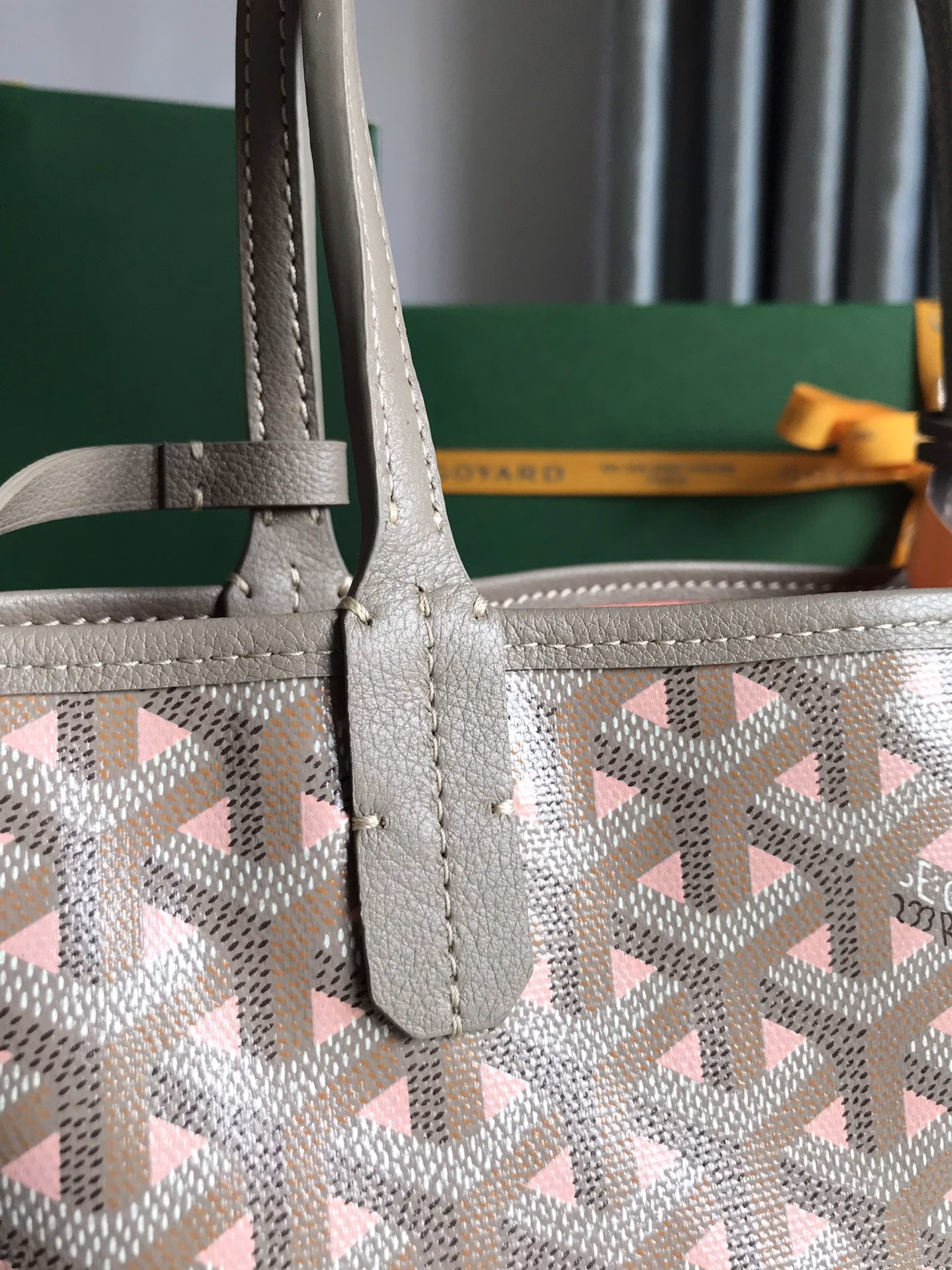 When Saint Louis and Anjou collide and combine, we get the mini tote in milk tea color. The outer surface is made of linen and cotton blended fabrics + imported first-layer calfskin, which is exquisite and upright. It can also be used for two purposes. It comes with a coin purse, a bag decoration sealing clip, and a gift bag. It is a good choice for giving it to others or for yourself.