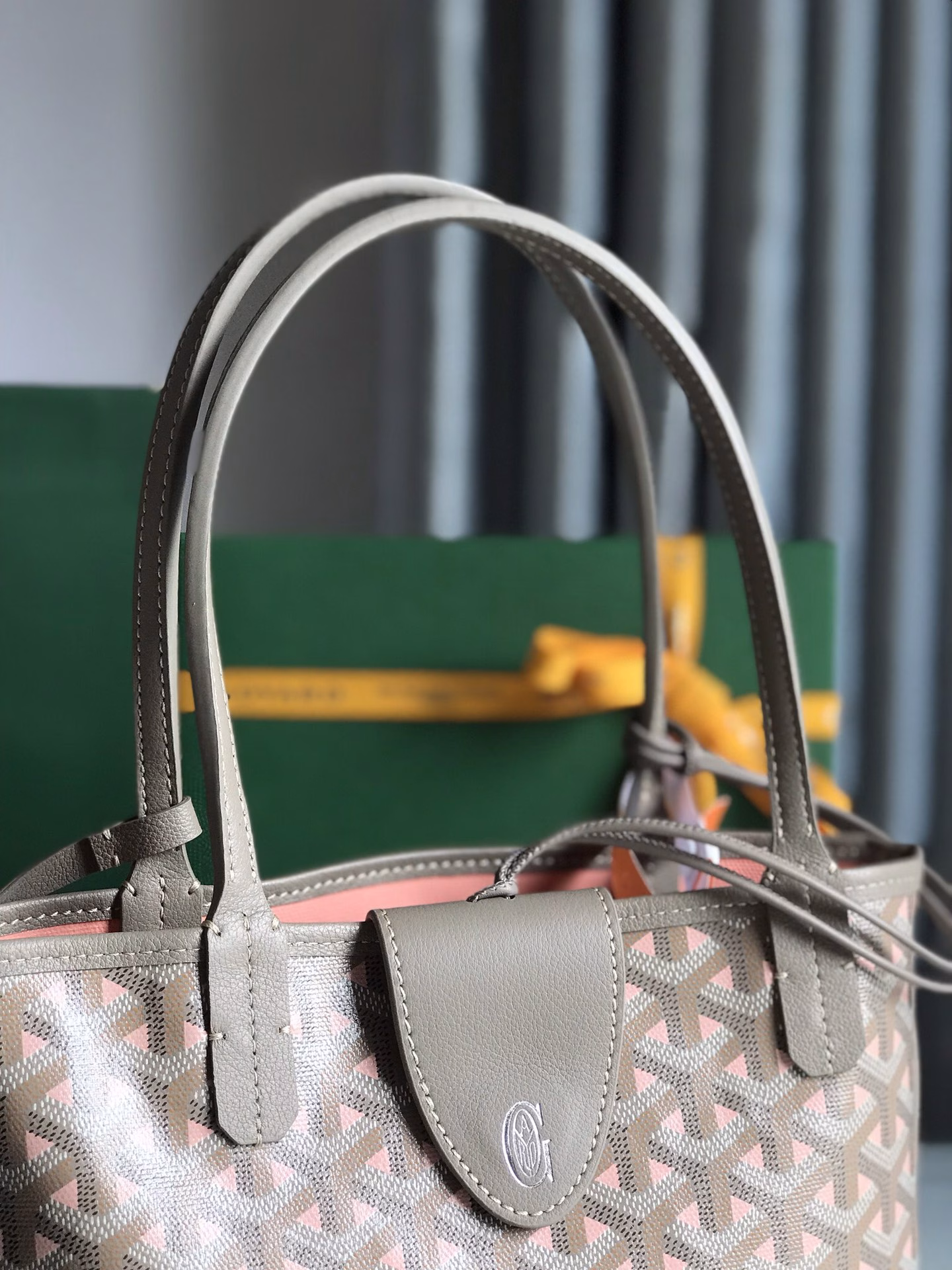 When Saint Louis and Anjou collide and combine, we get the mini tote in milk tea color. The outer surface is made of linen and cotton blended fabrics + imported first-layer calfskin, which is exquisite and upright. It can also be used for two purposes. It comes with a coin purse, a bag decoration sealing clip, and a gift bag. It is a good choice for giving it to others or for yourself.