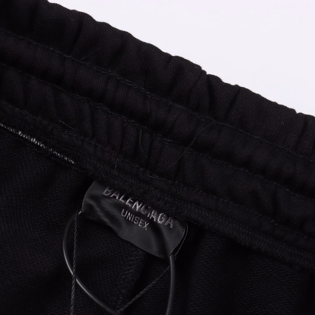 Balenciaga stamp icon letter shortsUsing three-dimensional embroidery technology, the fabric is terry pure cotton. It feels very comfortable. There are pockets on both sides. It is fashionable and unique, and it is a super versatile style! High temperature color fixation. Unisex style