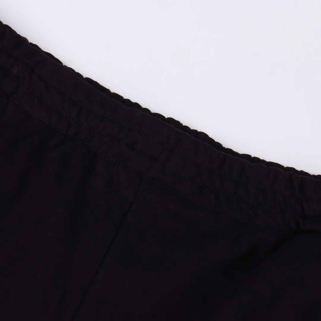 Balenciaga stamp icon letter shortsUsing three-dimensional embroidery technology, the fabric is terry pure cotton. It feels very comfortable. There are pockets on both sides. It is fashionable and unique, and it is a super versatile style! High temperature color fixation. Unisex style