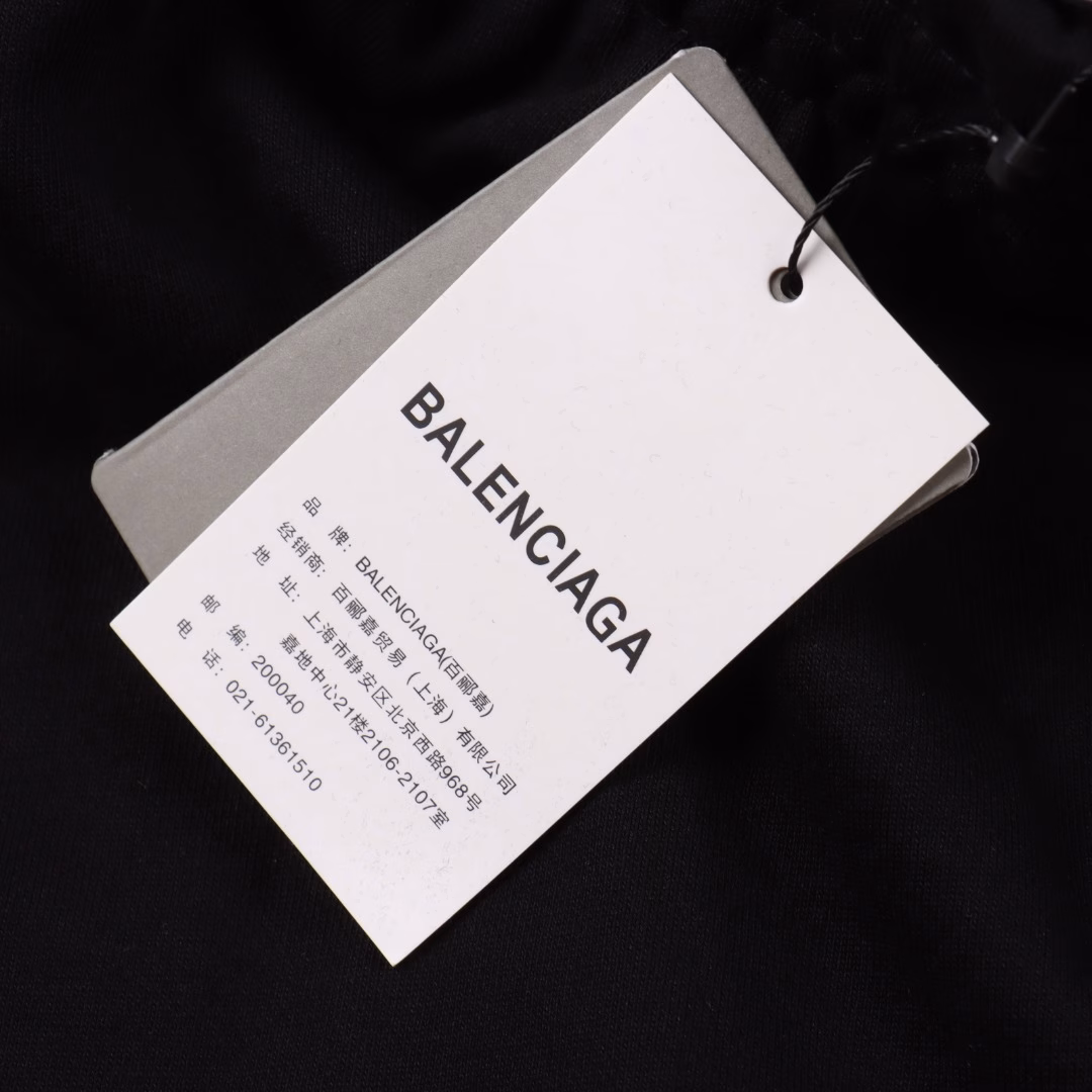 Balenciaga stamp icon letter shortsUsing three-dimensional embroidery technology, the fabric is terry pure cotton. It feels very comfortable. There are pockets on both sides. It is fashionable and unique, and it is a super versatile style! High temperature color fixation. Unisex style