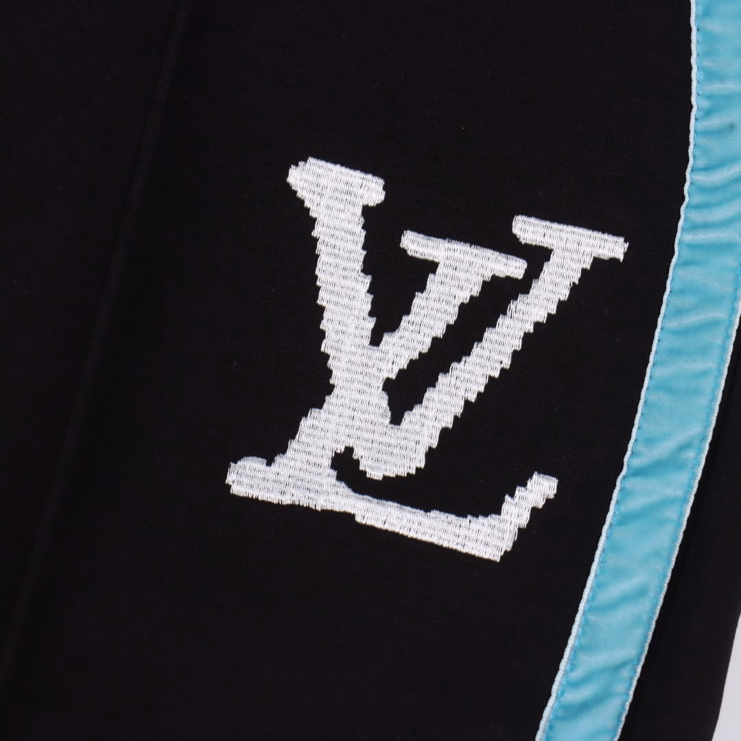 Louis Vuitton 25ss blue striped woven logo embroidered shortsThe fabric is made of customized 380g terry fabric, woven with floral cotton ribbon, tightly woven and soft to the touch.The embroidery process uses a Behringer embroidery machine to make the embroidery color more full and the embroidery more three-dimensional.The style has a good effect on the body, and the college style black shorts are matched with light blue textures.The youthful style is ready to emerge while showing temperament! Delicate and soft to the touch!It presents a casual cut, and the upper body style is superb! The same style for men and women, everyone must buy it