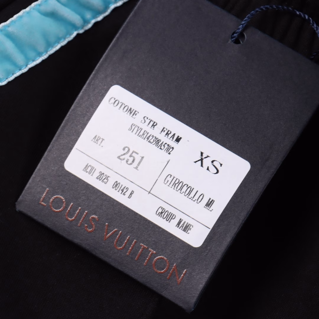 Louis Vuitton 25ss blue striped woven logo embroidered shortsThe fabric is made of customized 380g terry fabric, woven with floral cotton ribbon, tightly woven and soft to the touch.The embroidery process uses a Behringer embroidery machine to make the embroidery color more full and the embroidery more three-dimensional.The style has a good effect on the body, and the college style black shorts are matched with light blue textures.The youthful style is ready to emerge while showing temperament! Delicate and soft to the touch!It presents a casual cut, and the upper body style is superb! The same style for men and women, everyone must buy it