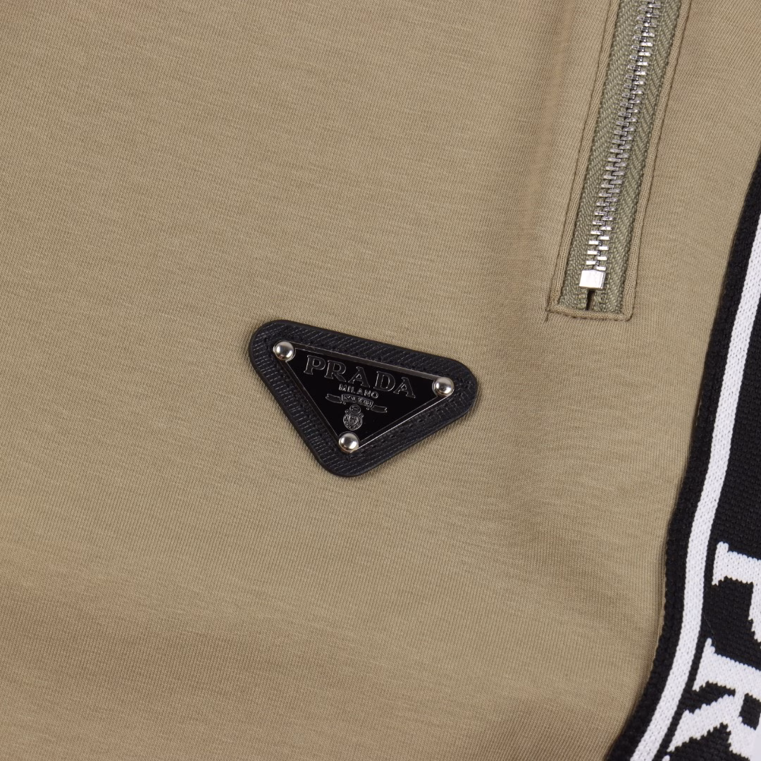 Prada 25ss logo webbing splicing metal triangle label shortsPants edge jacquard webbing splicing! The upper body effect is silky and soft, skin-friendly and sweat-absorbent! Exquisite and clear, high-end atmosphere!The inner edge is wrapped, and the sweat-absorbent strips at the waist are all sealed. The workmanship is very exquisite and neat!When worn alone with other tops, it is not monotonous and has a great sense of design! Composite elasticity and extensibility will not deform after long-term wear!A loose version that will never go wrong, easily presenting a trendy look! It is extremely suitable for daily life, sports, night running, and even clubbing