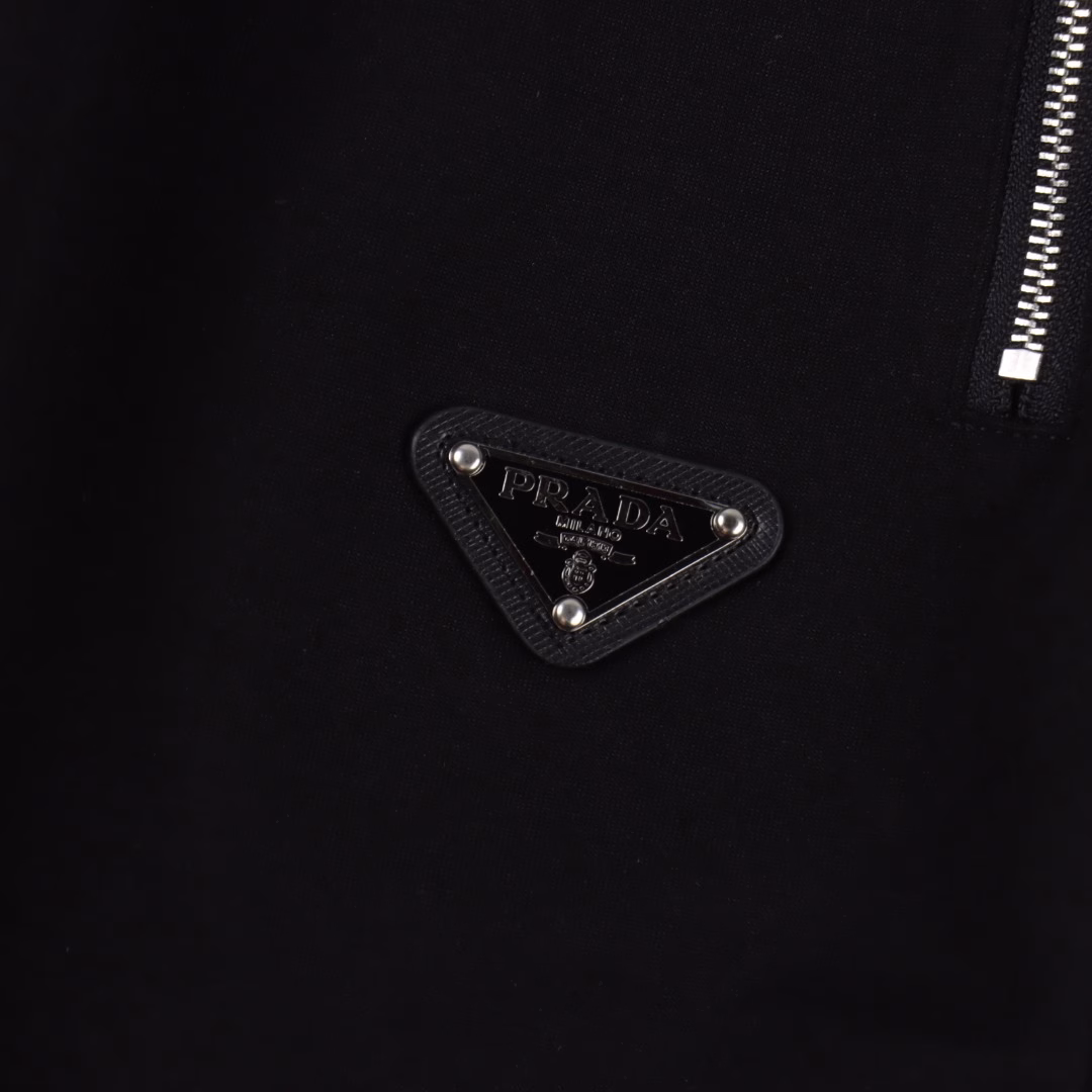 Prada 25ss logo webbing splicing metal triangle label shortsPants edge jacquard webbing splicing! The upper body effect is silky and soft, skin-friendly and sweat-absorbent! Exquisite and clear, high-end atmosphere!The inner edge is wrapped, and the sweat-absorbent strips at the waist are all sealed. The workmanship is very exquisite and neat!When worn alone with other tops, it is not monotonous and has a great sense of design! Composite elasticity and extensibility will not deform after long-term wear!A loose version that will never go wrong, easily presenting a trendy look! It is extremely suitable for daily life, sports, night running, and even clubbing