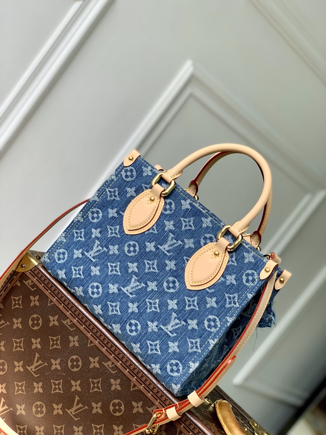 This OnTheGo small bag is made of classic Monogram denim with cowhide trim, dazzling metal parts and magnetic flap closure. There is plenty of space for a tablet and daily necessities, and the detachable shoulder strap allows you to carry it by hand or crossbody
