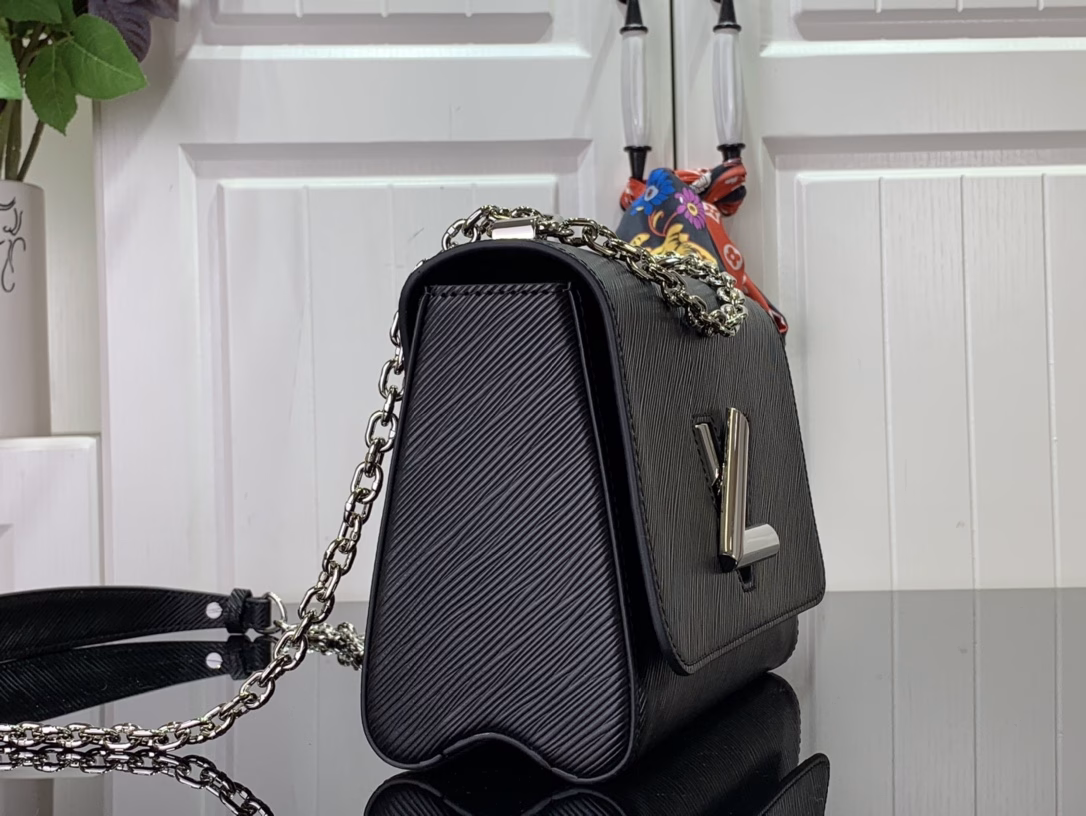 The Twist Medium Bag is crafted in iconic Epi grain leather in a striking new color for summer. The leather lining creates contrast and the sliding chain strap is padded with leather for comfortable shoulder and crossbody wear.