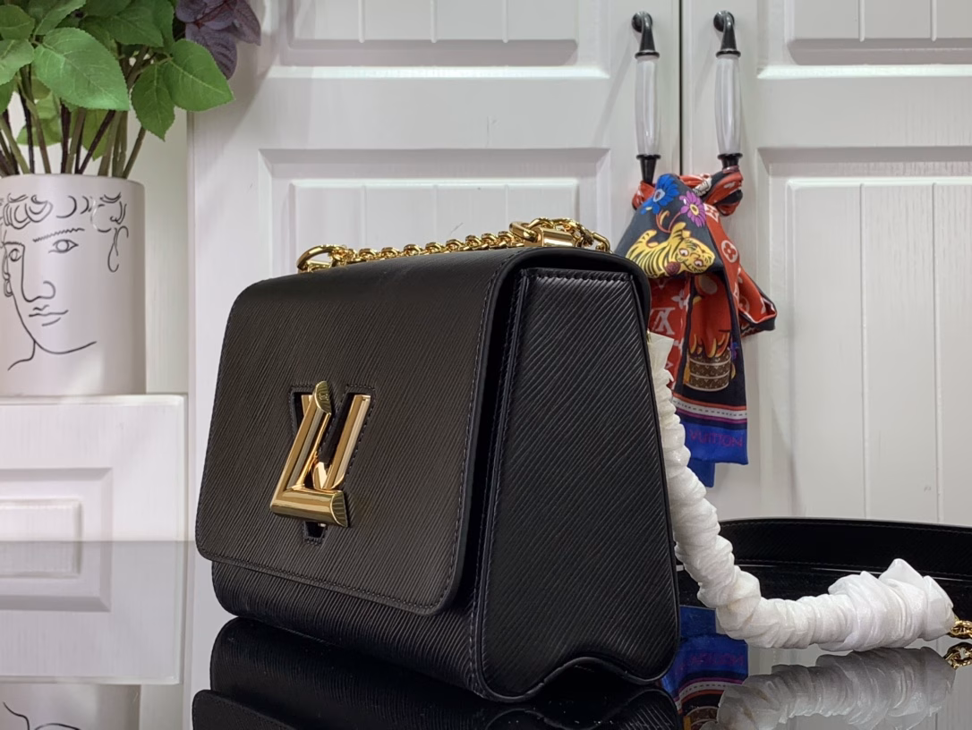 The Twist Medium Bag is crafted in iconic Epi grain leather in a striking new color for summer. The leather lining creates contrast and the sliding chain strap is padded with leather for comfortable shoulder and crossbody wear.