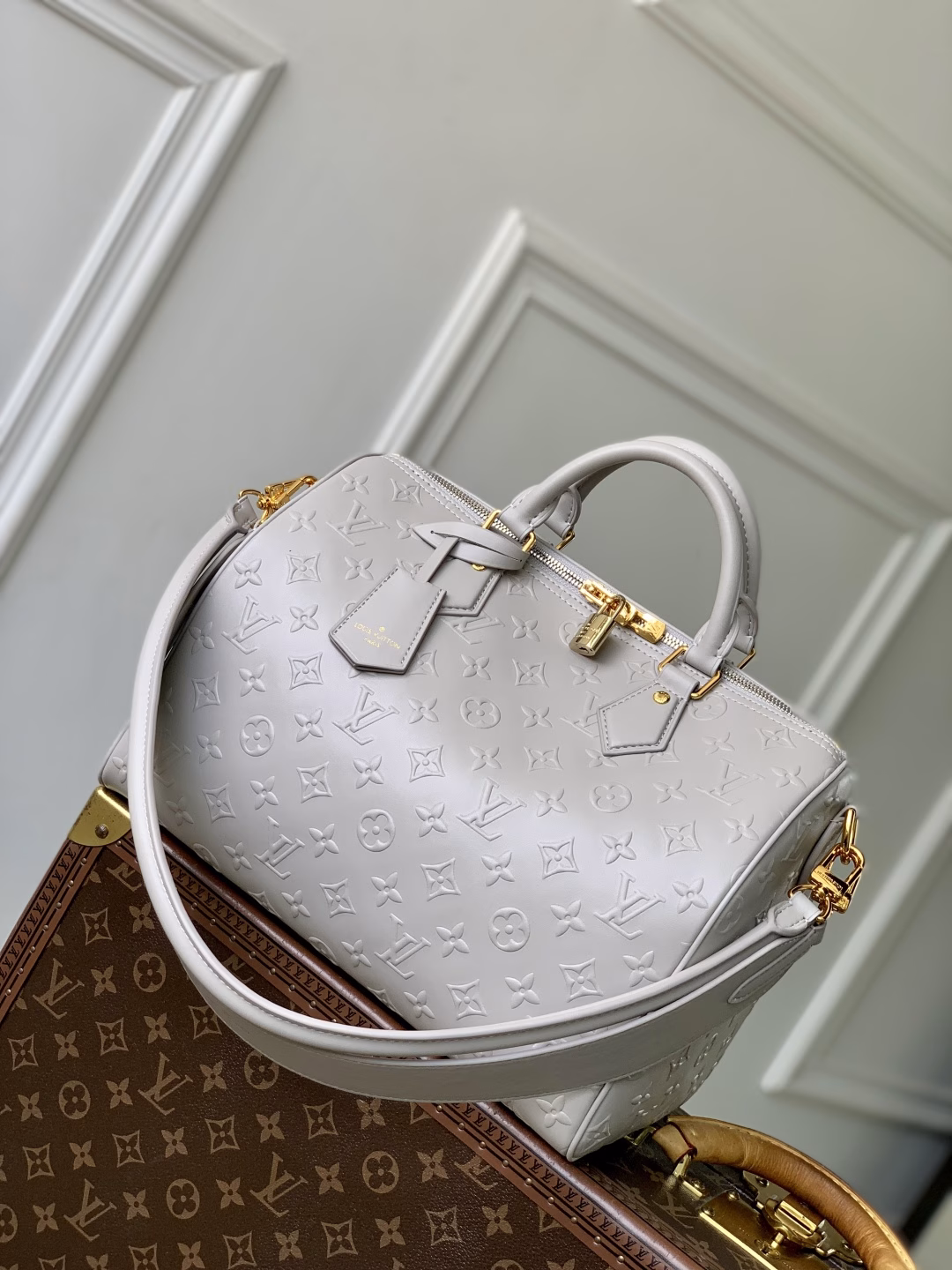 This Speedy Soft 30 bag is crafted in a spring-fresh calfskin hue, with a Minigram Bold embossing of the Monogram Bold pattern from the Spring-Summer 2025 collection. Shining hardware and a key holder add finishing touches, while the exclusive colorful embellishments pay tribute to the Petite Malle bag created by Nicolas Ghesquière for the Pre-Fall 2024 collection, with a slim shoulder strap for easy cross-body wear.