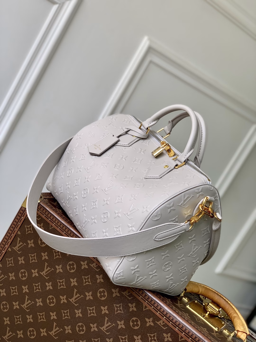 This Capucines Souple medium handbag is made of soft grained cowhide leather, with a signature key bag and chic gemstone decoration. The flap can be opened externally or internally, with ample space for daily necessities such as mobile phones. It is suitable for hand or shoulder carry