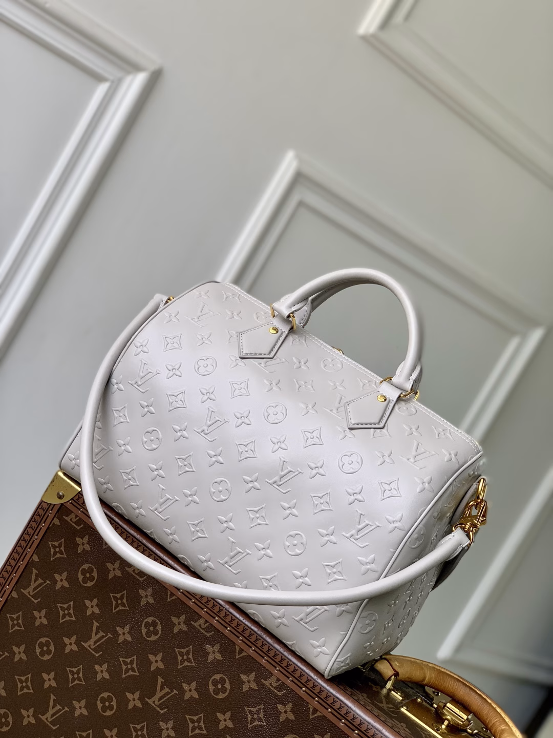 This Speedy Soft 30 bag is crafted in a spring-fresh calfskin hue, with a Minigram Bold embossing of the Monogram Bold pattern from the Spring-Summer 2025 collection. Shining hardware and a key holder add finishing touches, while the exclusive colorful embellishments pay tribute to the Petite Malle bag created by Nicolas Ghesquière for the Pre-Fall 2024 collection, with a slim shoulder strap for easy cross-body wear.