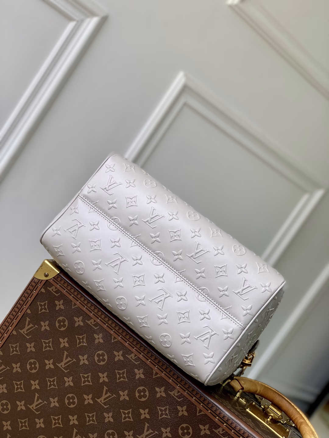 This Speedy Soft 30 bag is crafted in a spring-fresh calfskin hue, with a Minigram Bold embossing of the Monogram Bold pattern from the Spring-Summer 2025 collection. Shining hardware and a key holder add finishing touches, while the exclusive colorful embellishments pay tribute to the Petite Malle bag created by Nicolas Ghesquière for the Pre-Fall 2024 collection, with a slim shoulder strap for easy cross-body wear.