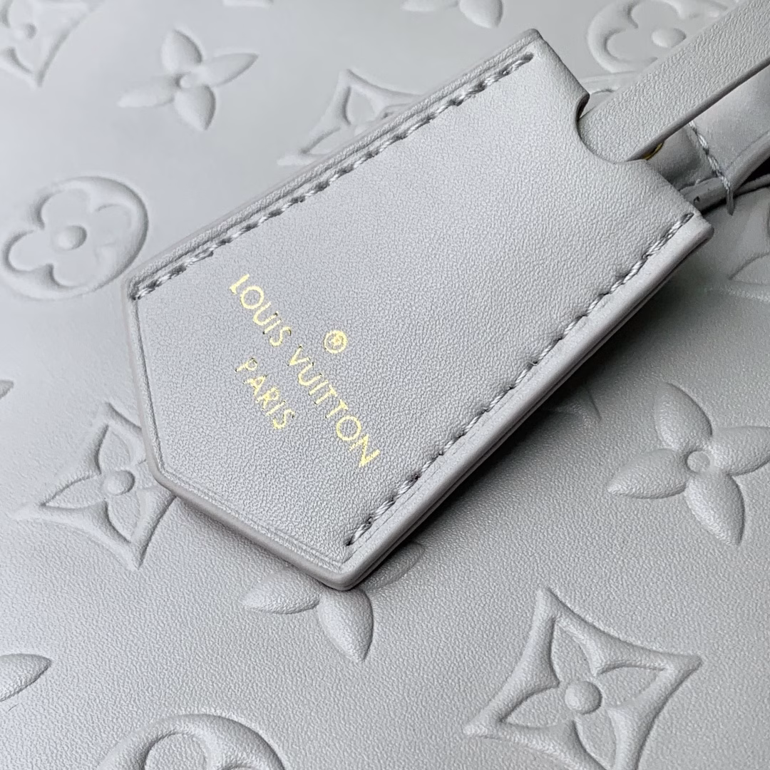 This Speedy Soft 30 bag is crafted in a spring-fresh calfskin hue, with a Minigram Bold embossing of the Monogram Bold pattern from the Spring-Summer 2025 collection. Shining hardware and a key holder add finishing touches, while the exclusive colorful embellishments pay tribute to the Petite Malle bag created by Nicolas Ghesquière for the Pre-Fall 2024 collection, with a slim shoulder strap for easy cross-body wear.