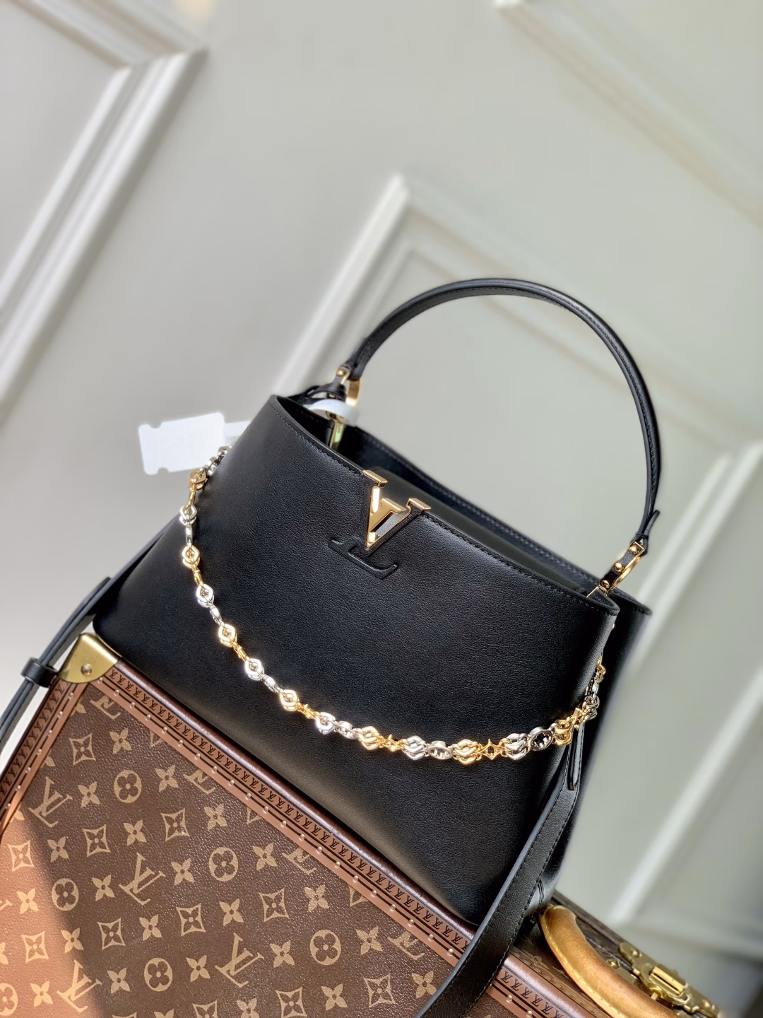 This Capucines Souple medium handbag is made of soft grained cowhide leather, with a signature key bag and chic gemstone decoration. The flap can be opened externally or internally, with ample space for daily necessities such as mobile phones. It is suitable for hand or shoulder carry