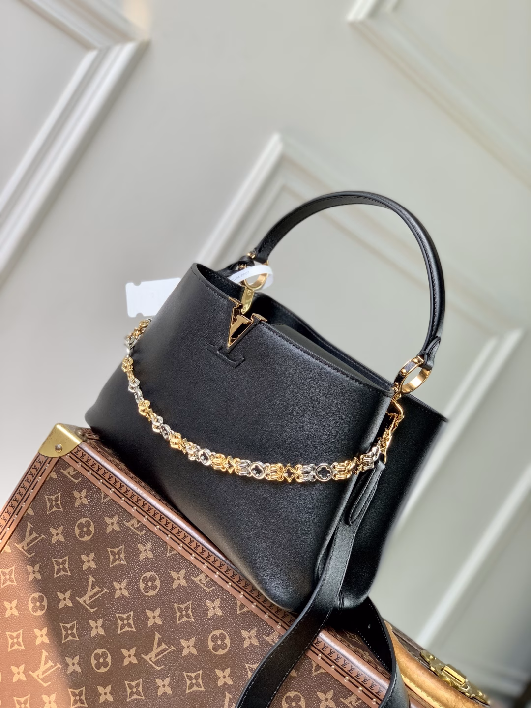 This Capucines Souple medium handbag is made of soft grained cowhide leather, with a signature key bag and chic gemstone decoration. The flap can be opened externally or internally, with ample space for daily necessities such as mobile phones. It is suitable for hand or shoulder carry