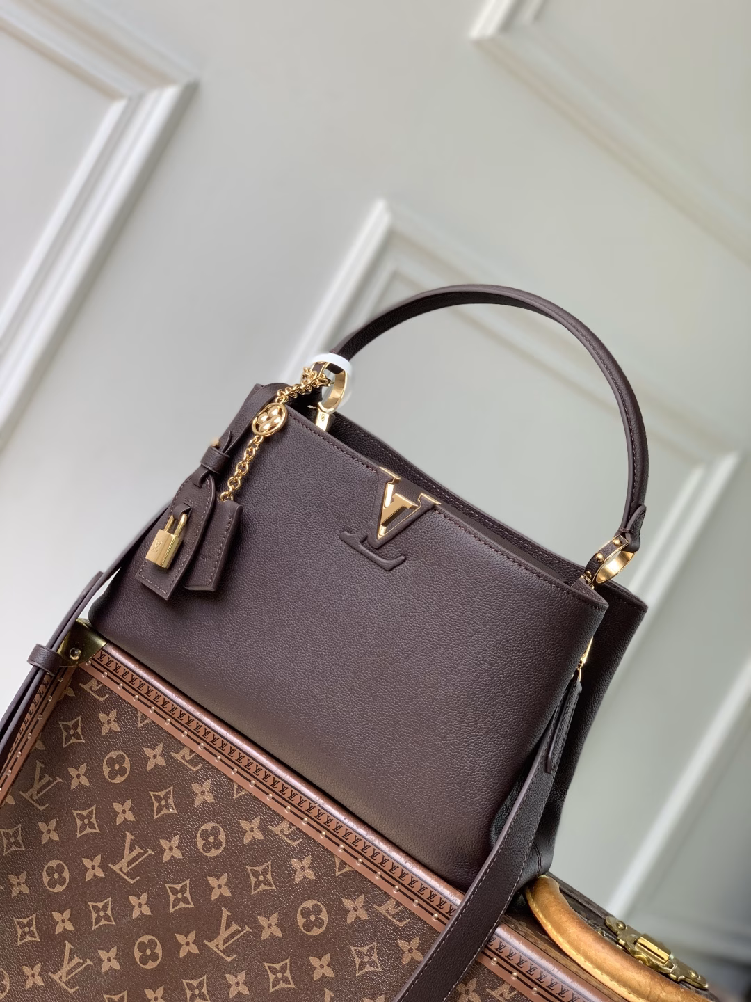 This Capucines Souple medium handbag is made of soft grained cowhide leather, with a signature key bag and chic gemstone decoration. The flap can be opened externally or internally, with ample space for daily necessities such as mobile phones. It is suitable for hand or shoulder carry