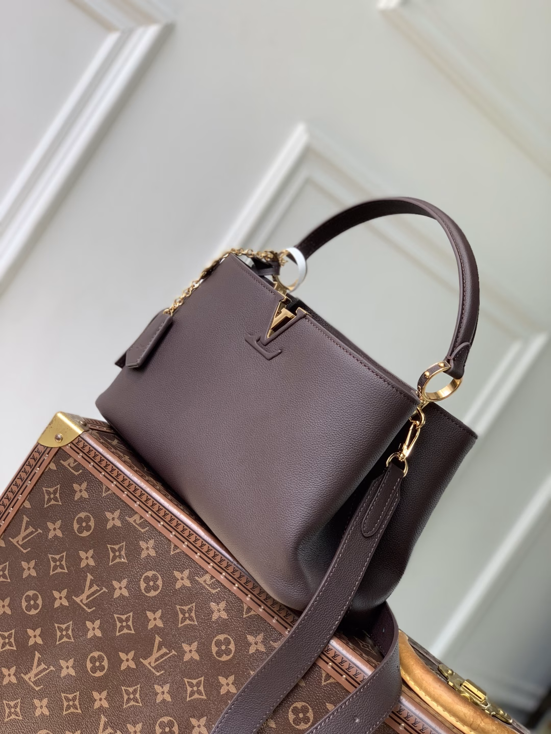 This Capucines Souple medium handbag is made of soft grained cowhide leather, with a signature key bag and chic gemstone decoration. The flap can be opened externally or internally, with ample space for daily necessities such as mobile phones. It is suitable for hand or shoulder carry