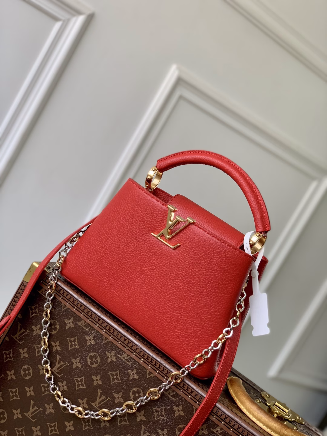 This Capucines small bag is made of flexible Taurillon cowhide leather, with a jewelry-style double-plated chain and Monogram floral elements to highlight the Chain On You series. The flap can be placed inside and outside, and the ample structure and multiple inner pockets are convenient for storing daily necessities. The rounded LV letters add ingenuity details