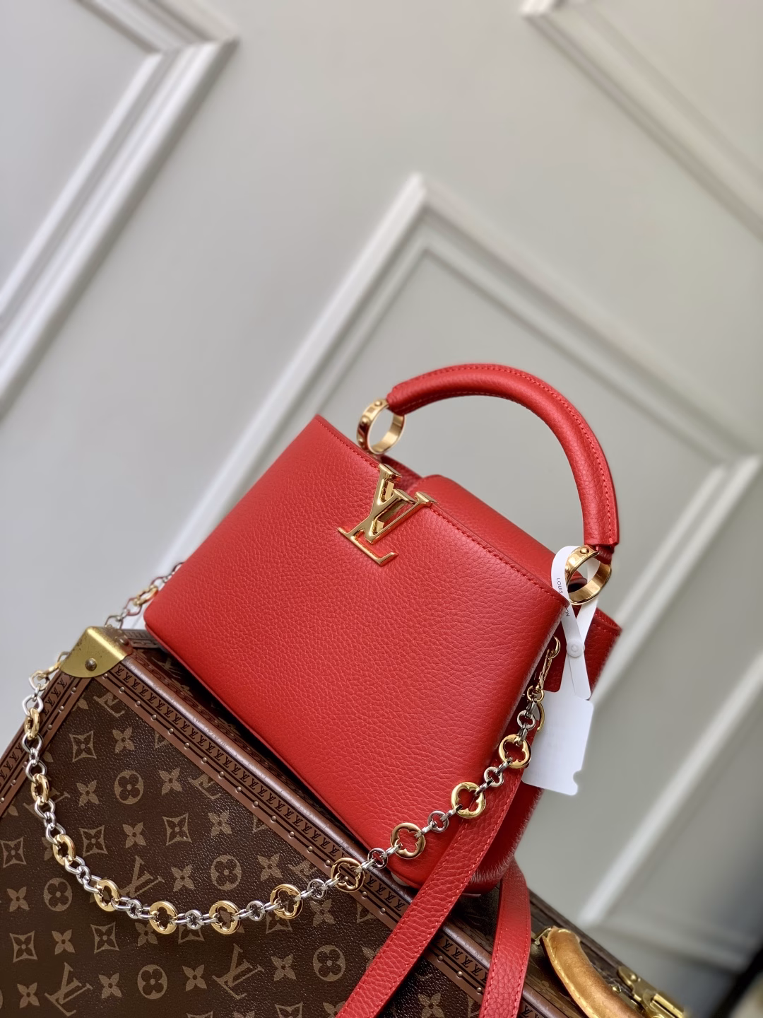 This Capucines small bag is made of flexible Taurillon cowhide leather, with a jewelry-style double-plated chain and Monogram floral elements to highlight the Chain On You series. The flap can be placed inside and outside, and the ample structure and multiple inner pockets are convenient for storing daily necessities. The rounded LV letters add ingenuity details