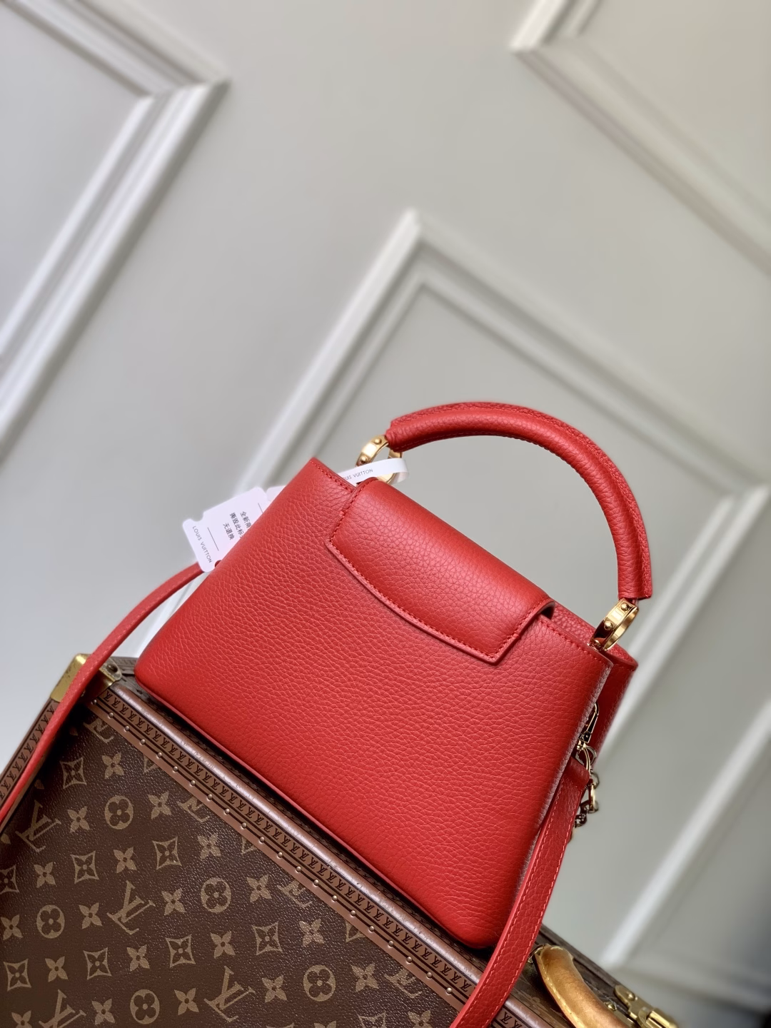 This Capucines small bag is made of flexible Taurillon cowhide leather, with a jewelry-style double-plated chain and Monogram floral elements to highlight the Chain On You series. The flap can be placed inside and outside, and the ample structure and multiple inner pockets are convenient for storing daily necessities. The rounded LV letters add ingenuity details