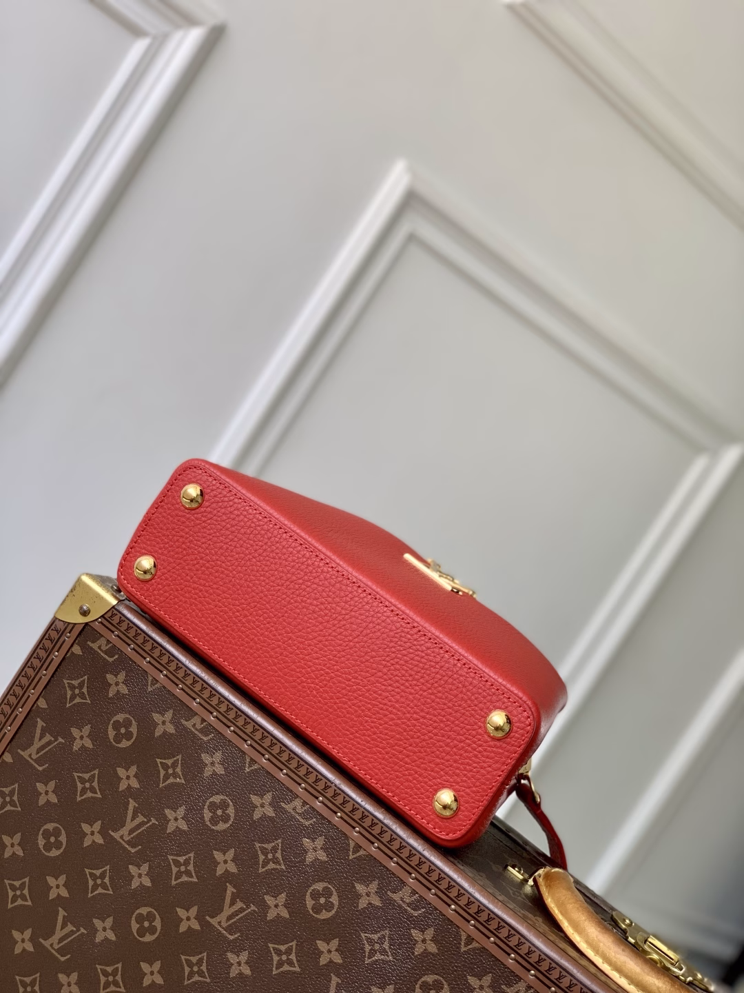 This Capucines small bag is made of flexible Taurillon cowhide leather, with a jewelry-style double-plated chain and Monogram floral elements to highlight the Chain On You series. The flap can be placed inside and outside, and the ample structure and multiple inner pockets are convenient for storing daily necessities. The rounded LV letters add ingenuity details