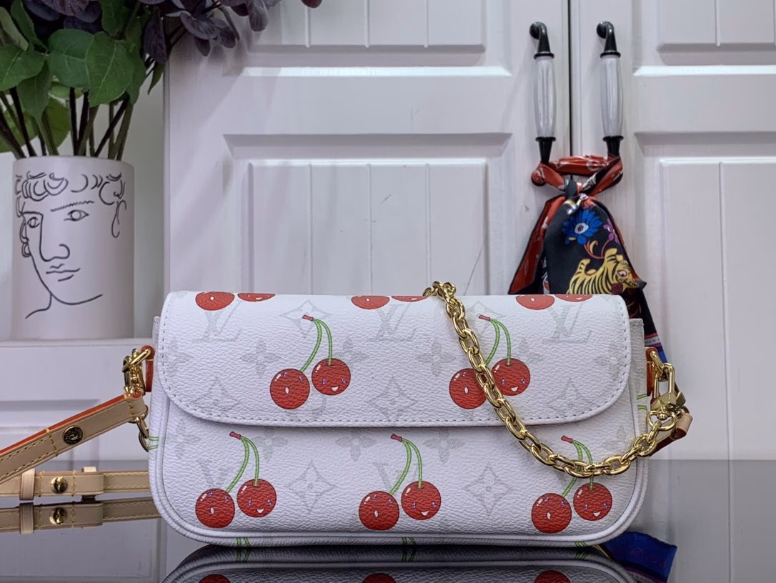 The Wallet On Chain Ivy bag continues its 2000s narrative and joins the Louis Vuitton x Takashi Murakami remake. Monogram canvas cleverly highlights the vibrant colors of the cherry pattern, unleashing the kawaii power of the Japanese artist's mind. The leather strap and chain make it easy to carry on the shoulder.