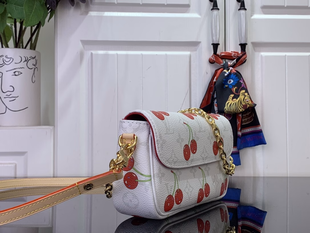 The Wallet On Chain Ivy bag continues its 2000s narrative and joins the Louis Vuitton x Takashi Murakami remake. Monogram canvas cleverly highlights the vibrant colors of the cherry pattern, unleashing the kawaii power of the Japanese artist's mind. The leather strap and chain make it easy to carry on the shoulder.