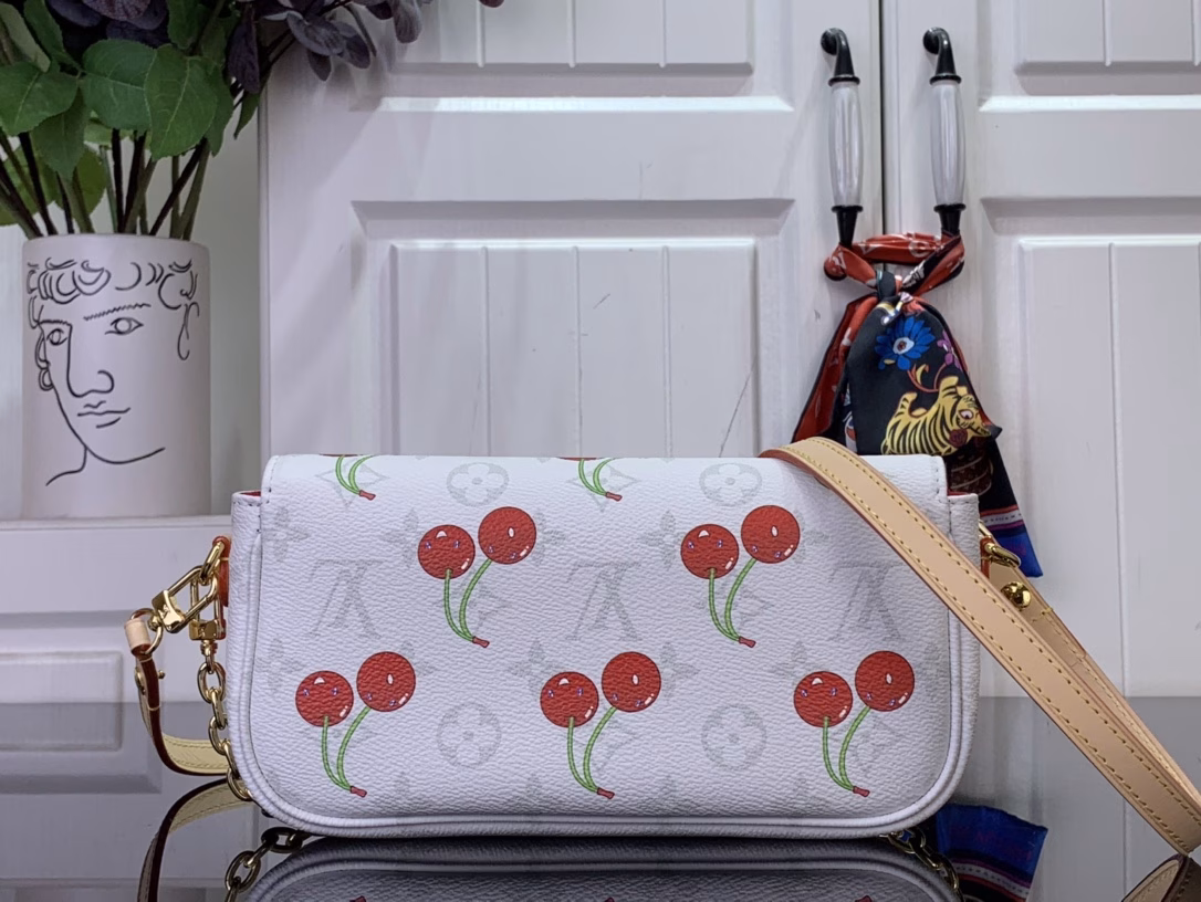 The Wallet On Chain Ivy bag continues its 2000s narrative and joins the Louis Vuitton x Takashi Murakami remake. Monogram canvas cleverly highlights the vibrant colors of the cherry pattern, unleashing the kawaii power of the Japanese artist's mind. The leather strap and chain make it easy to carry on the shoulder.