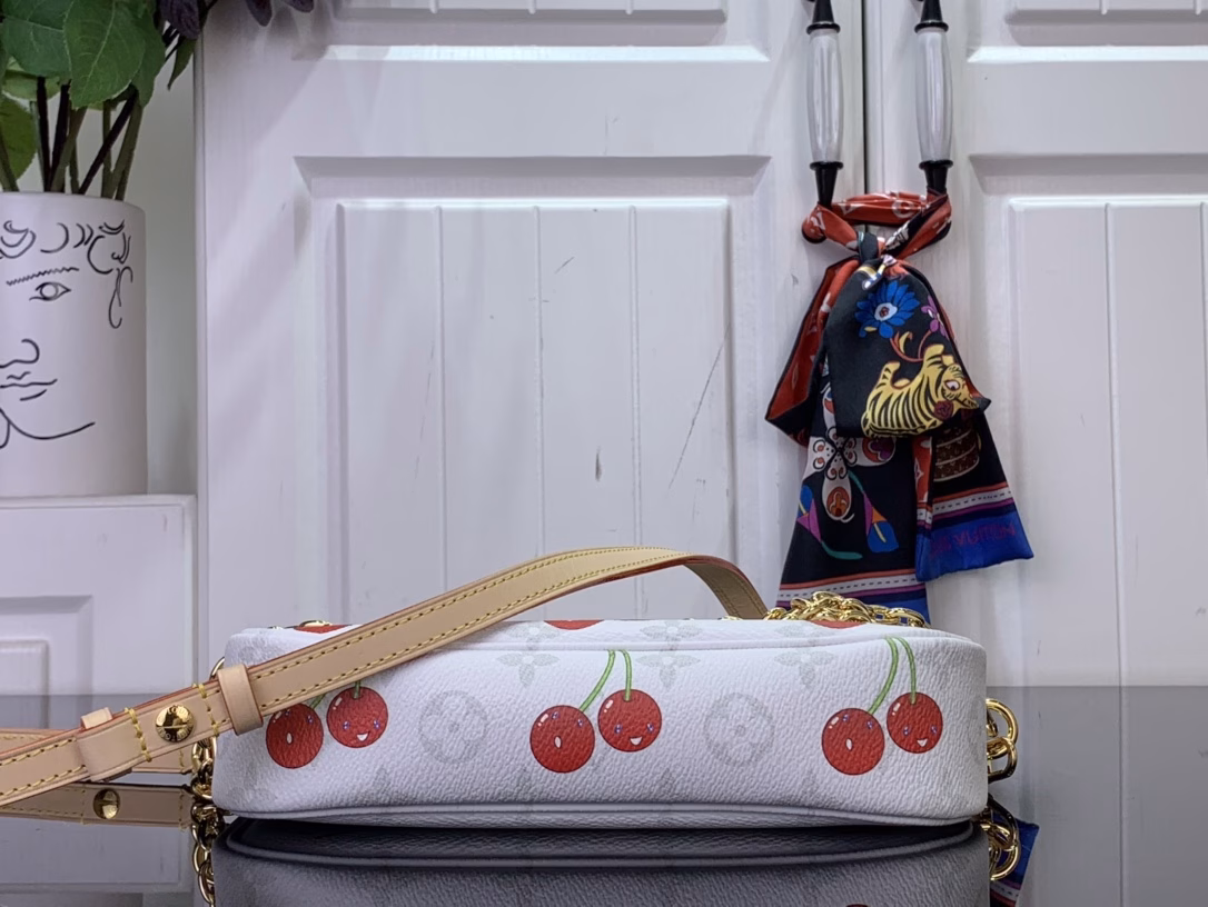 The Wallet On Chain Ivy bag continues its 2000s narrative and joins the Louis Vuitton x Takashi Murakami remake. Monogram canvas cleverly highlights the vibrant colors of the cherry pattern, unleashing the kawaii power of the Japanese artist's mind. The leather strap and chain make it easy to carry on the shoulder.