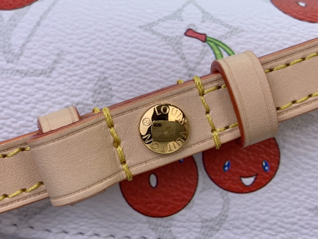 The Wallet On Chain Ivy bag continues its 2000s narrative and joins the Louis Vuitton x Takashi Murakami remake. Monogram canvas cleverly highlights the vibrant colors of the cherry pattern, unleashing the kawaii power of the Japanese artist's mind. The leather strap and chain make it easy to carry on the shoulder.
