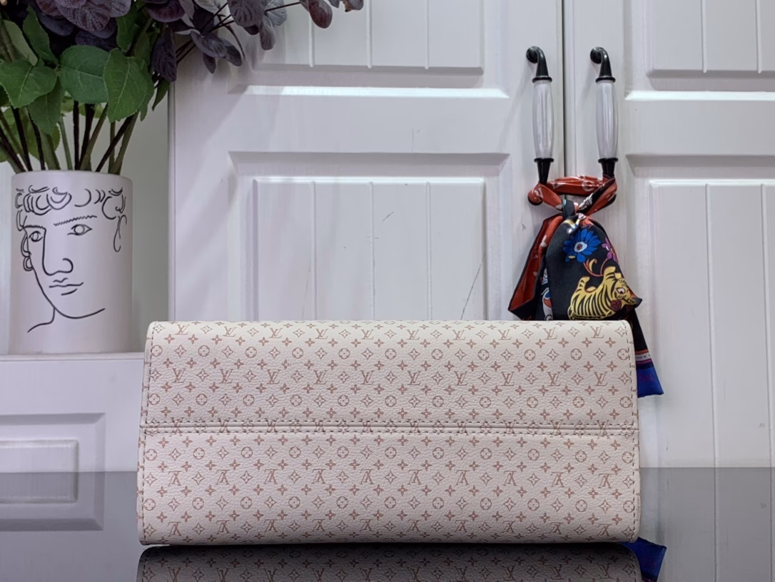 Part of the LV Romance collection, the OnTheGo PM is a unique combination of the brand's iconic Daumier and tag names, adding a splash of colour to the season. Crafted from calfskin, this elegant handbag features a playful luggage tag charm and includes a mirror, ideal for applying make-up. Attach the longer strap to wear it on your body.