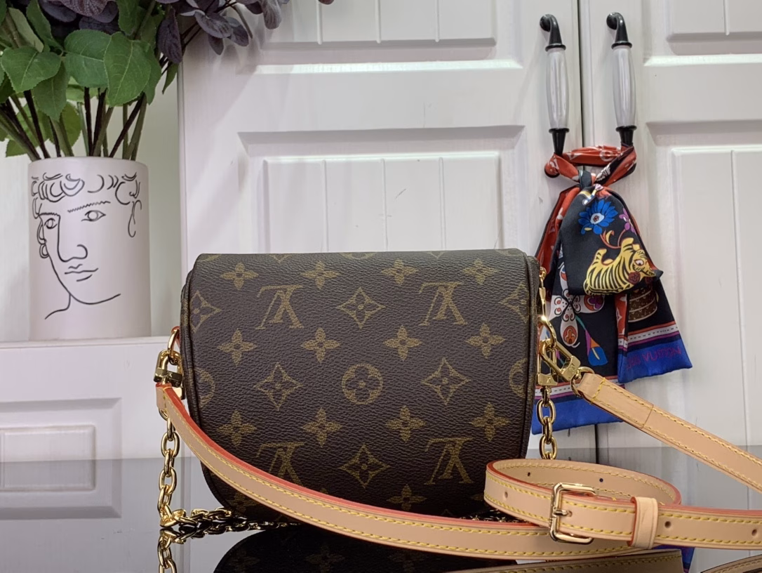 Louis Vuitton x Murakami's vibrant signature reprint elevates the Mini Bumbag with a chic twist, while a sweet cherry motif elevates the iconic Monogram coated canvas with a joyful splash of color. The on-trend silhouette features a zippered main compartment and a Louis Vuitton leather label on the front pocket. The bag can be worn on the shoulder or crossbody thanks to the removable chain and detachable and adjustable shoulder strap.
