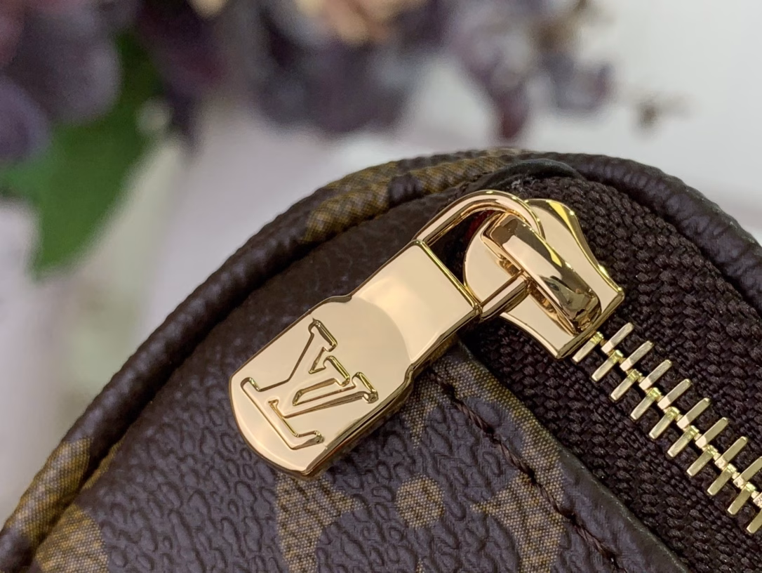 Louis Vuitton x Murakami's vibrant signature reprint elevates the Mini Bumbag with a chic twist, while a sweet cherry motif elevates the iconic Monogram coated canvas with a joyful splash of color. The on-trend silhouette features a zippered main compartment and a Louis Vuitton leather label on the front pocket. The bag can be worn on the shoulder or crossbody thanks to the removable chain and detachable and adjustable shoulder strap.