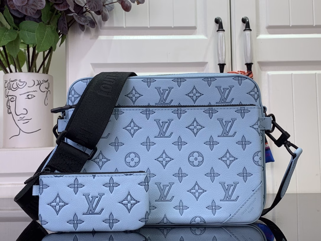 This Trio messenger bag is made of Monogram embossed cowhide leather. The zippered front pocket and the small coin purse on the shoulder strap are both detachable, which enriches the functional design with the main compartment. The detachable and adjustable jacquard fabric shoulder strap is marked with the brand logo, making it comfortable to carry on the shoulder or crossbody.