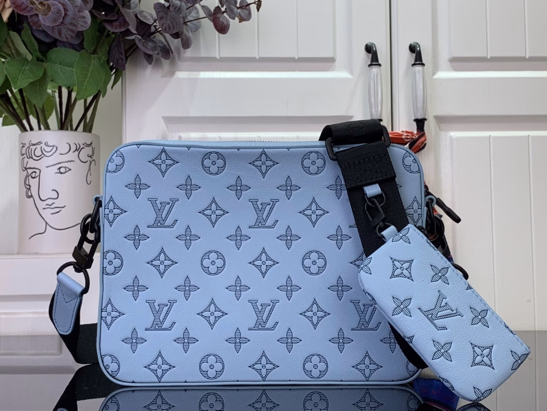 This Trio messenger bag is made of Monogram embossed cowhide leather. The zippered front pocket and the small coin purse on the shoulder strap are both detachable, which enriches the functional design with the main compartment. The detachable and adjustable jacquard fabric shoulder strap is marked with the brand logo, making it comfortable to carry on the shoulder or crossbody.