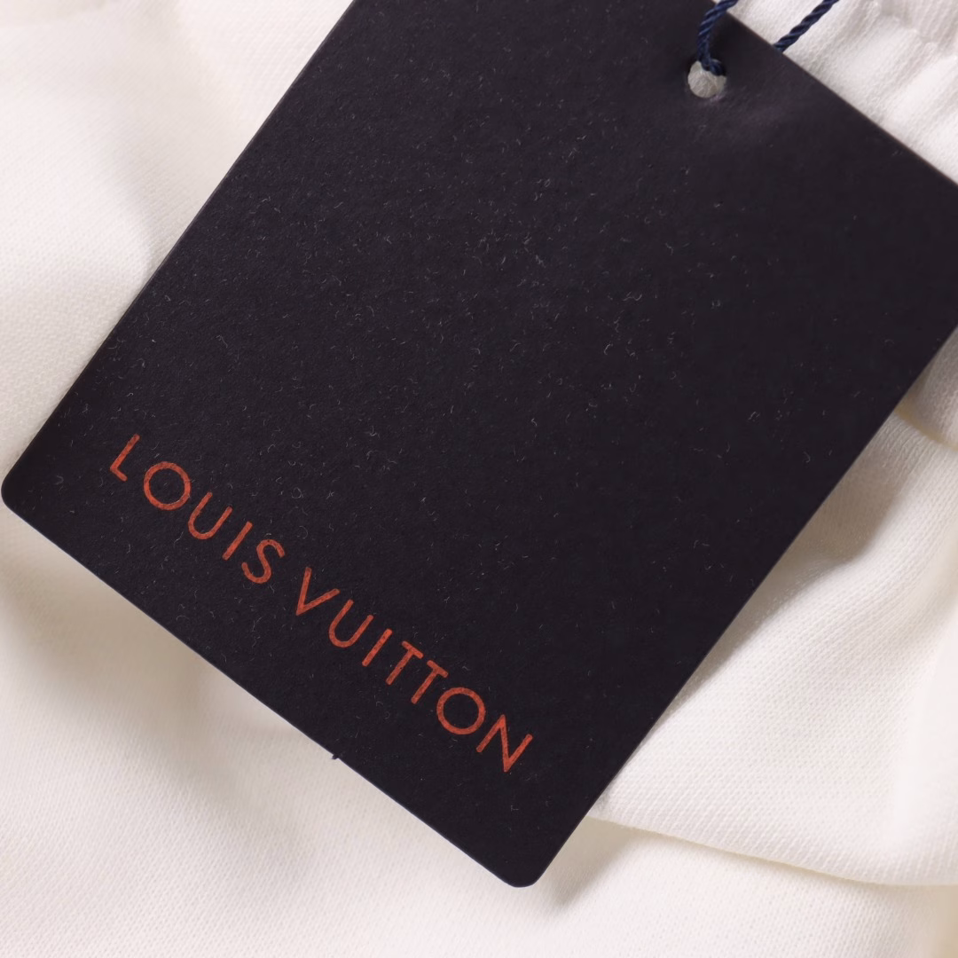 Louis Vuitton 25ss half-width monogram print shortsThe fabric is a customized 380g washed pure cotton terry fabric with a comfortable feel. It uses handmade screen printing technology, no fear of peeling, and the upper body is silky and breathable. Infrared positioning cutting, overalls design, and an invincible and versatile upper body. All details are customized and developed, and all hardware accessories are restored to ZP.