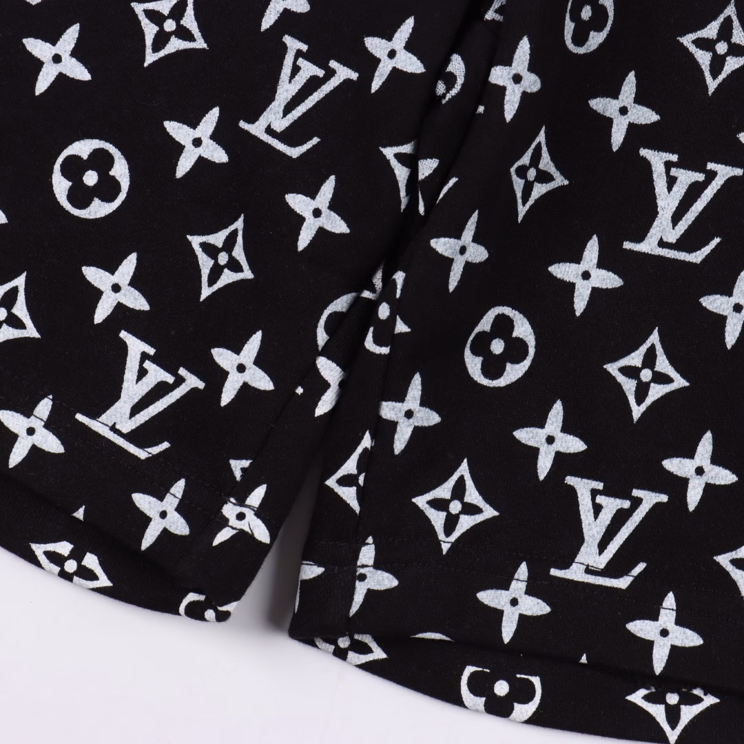 Louis Vuitton 25ss half-width monogram print shortsThe fabric is a customized 380g washed pure cotton terry fabric with a comfortable feel. It uses handmade screen printing technology, no fear of peeling, and the upper body is silky and breathable. Infrared positioning cutting, overalls design, and an invincible and versatile upper body. All details are customized and developed, and all hardware accessories are restored to ZP.