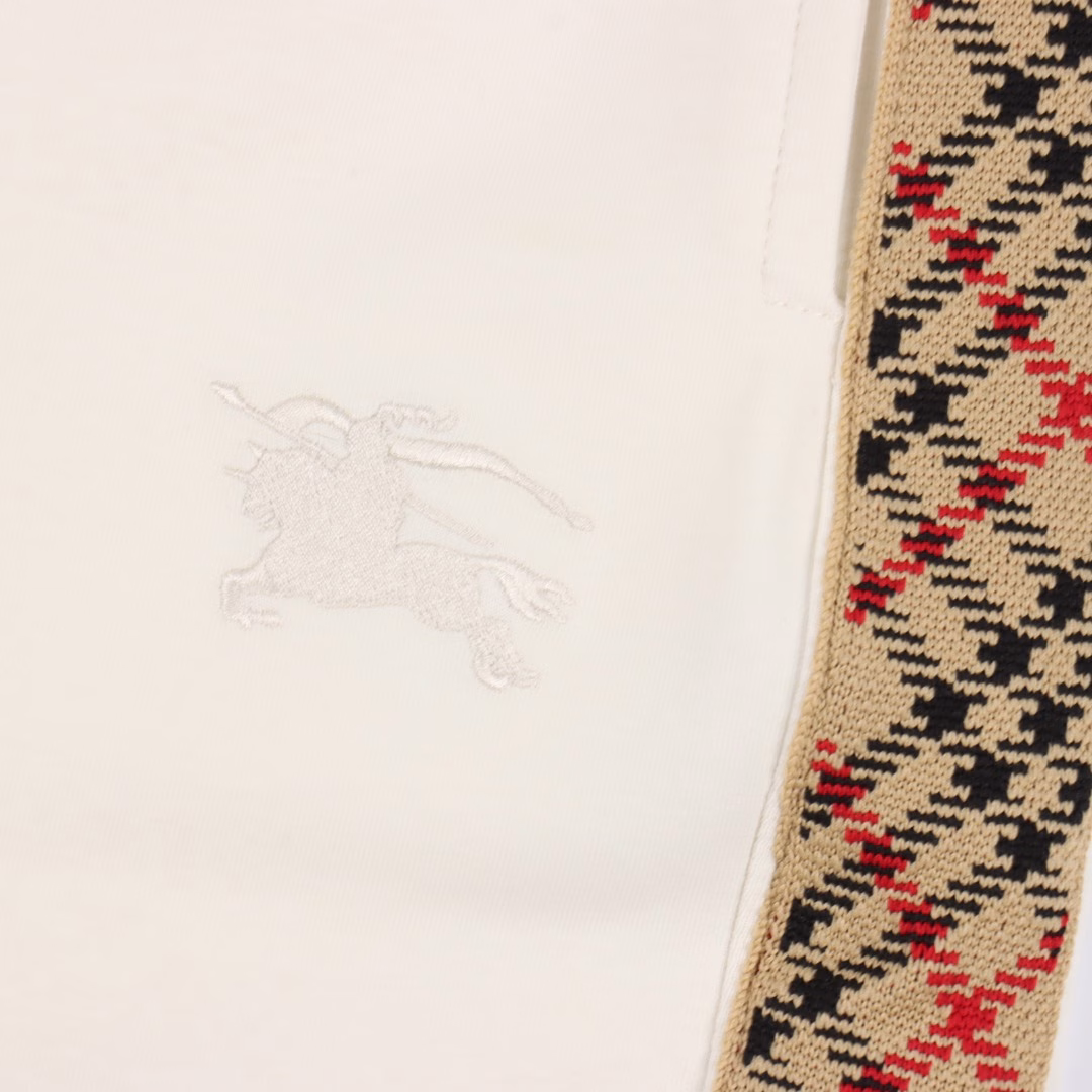 Burberry 25ss plaid ribbon warhorse embroidered shorts2025 latest casual classic fashion shorts, high-quality customized space cotton fabric,Delicate touch, comfortable and breathable! Woven plaid ribbon splicing on both sides, elastic drawstring at waist,Original hardware accessories, simple style without losing grade, three complete labels, high breathability and comfort,Impeccable details, brand element design concept, embodying high quality. Delicate and soft touch!Presents casual cutting, silky and soft upper body effect, skin-friendly and sweat-absorbent! Exquisite and clear, high-end atmosphere!