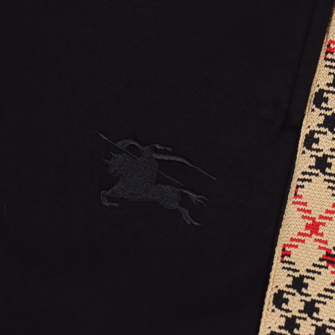 Burberry 25ss plaid ribbon warhorse embroidered shorts2025 latest casual classic fashion shorts, high-quality customized space cotton fabric,Delicate touch, comfortable and breathable! Woven plaid ribbon splicing on both sides, elastic drawstring at waist,Original hardware accessories, simple style without losing grade, three complete labels, high breathability and comfort,Impeccable details, brand element design concept, embodying high quality. Delicate and soft touch!Presents casual cutting, silky and soft upper body effect, skin-friendly and sweat-absorbent! Exquisite and clear, high-end atmosphere!
