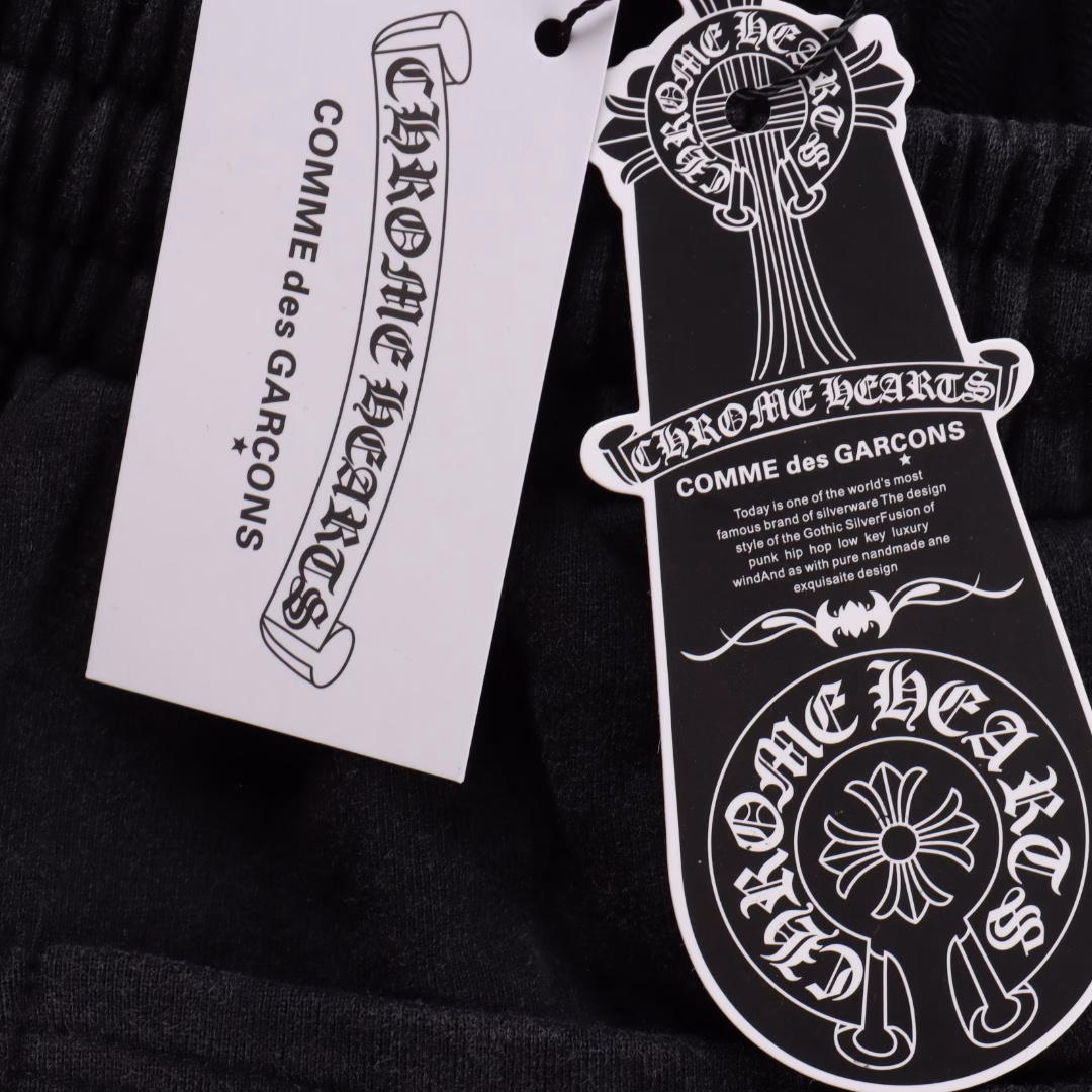 Chrome Hearts 25ss White Cross Meteor Hot Diamond ShortsInspired by the retro style of the 1980s, made of custom fabrics, the same style as the official style, the fabrics are processed by the same vat dyeing process, and feel comfortable and soft. They are both fashionable and personalized. They are very suitable for both men and women. Whether they are paired with casual wear or formal occasions, they are super versatile and good-looking. A must-have for everyone, with hangtags, collar labels, and washed wheat, three labels are complete