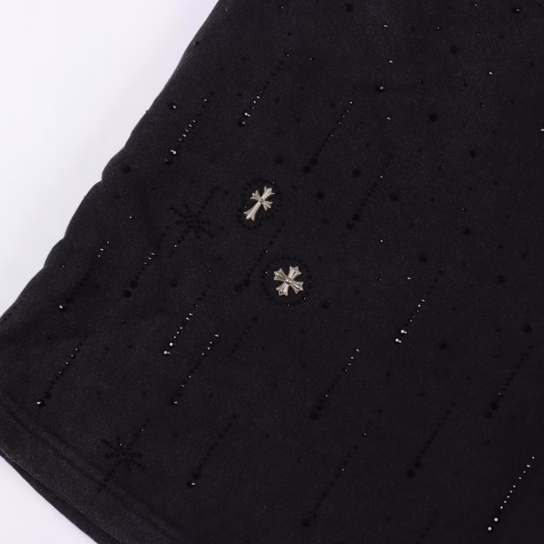 Chrome Hearts 25ss White Cross Meteor Hot Diamond ShortsInspired by the retro style of the 1980s, made of custom fabrics, the same style as the official style, the fabrics are processed by the same vat dyeing process, and feel comfortable and soft. They are both fashionable and personalized. They are very suitable for both men and women. Whether they are paired with casual wear or formal occasions, they are super versatile and good-looking. A must-have for everyone, with hangtags, collar labels, and washed wheat, three labels are complete
